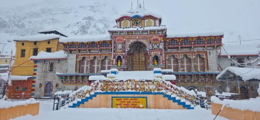 भू-बैकुंठ बद्रीनाथ धाम में भारी बर्फबारी, सुरक्षित स्थानों पर भेजे गए 100 से अधिक लोग
