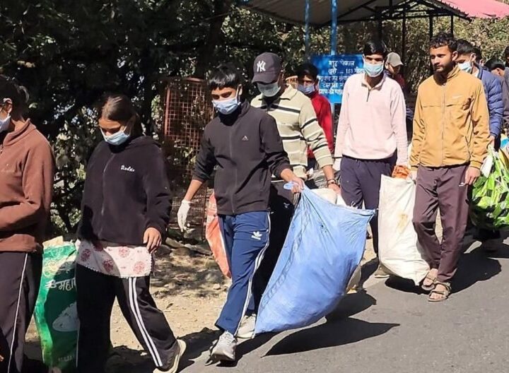 गोपेश्वर के युवाओं का “अपनी प्रकृति अभियान” बना मिसाल, स्वच्छता के लिए हर रविवार जुटती है टोली