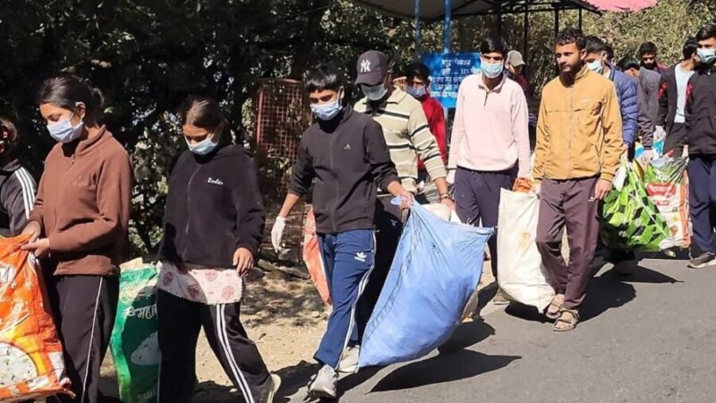 गोपेश्वर के युवाओं का “अपनी प्रकृति अभियान” बना मिसाल, स्वच्छता के लिए हर रविवार जुटती है टोली