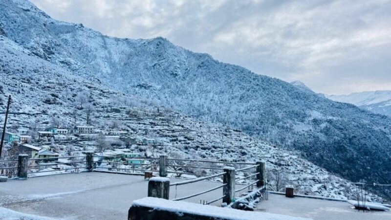 औली समेत चमोली के ऊंचाई वाले क्षेत्रों में भारी बर्फबारी, पूरी घाटी में शीतलहर