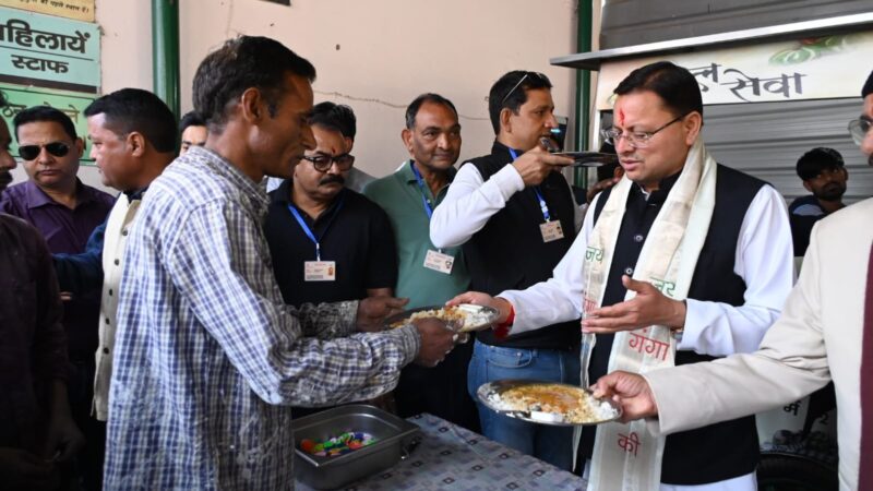 उत्तराखंड के मुख्यमंत्री पुष्कर सिंह धामी ने हल्द्वानी में ‘थाल सेवा’ में थालसेवक बनकर दी सेवा