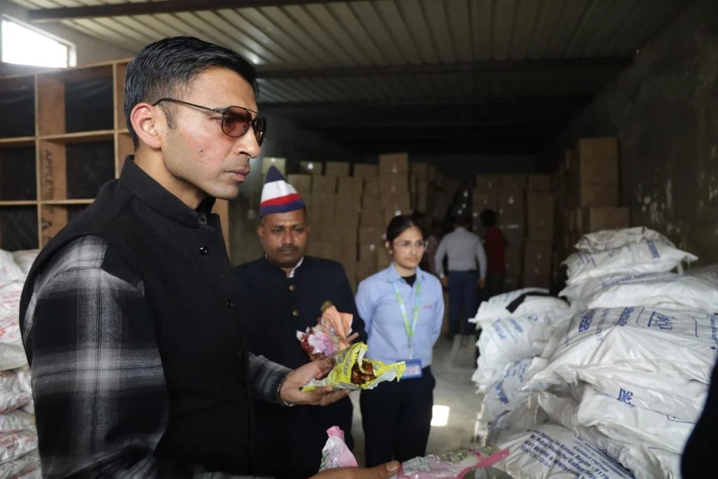 डीएम सविन बंसल ने आंगनबाड़ी केंद्रों को राशन ले जा रहे वाहनों को रुकवाकर मौके पर ही खाद्य सामग्री की सैंपलिंग कराई