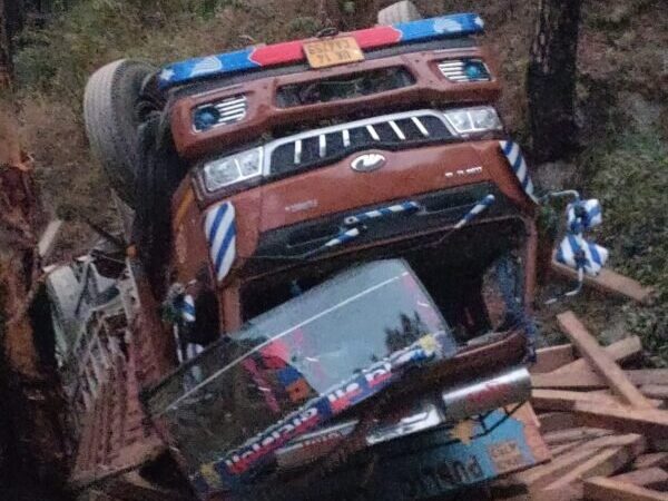 देवखाल के पास अनियंत्रित होकर खाई में गिरा ट्रक