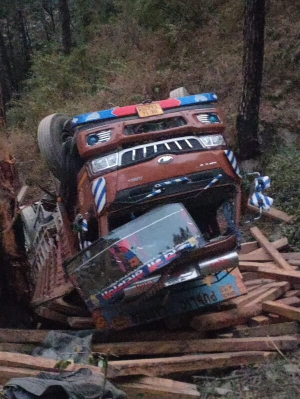 देवखाल के पास अनियंत्रित होकर खाई में गिरा ट्रक