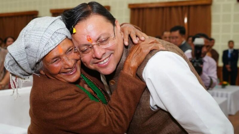 मुख्यमंत्री पुष्कर सिंह धामी ने अंतर्राष्ट्रीय महिला दिवस पर 38 वरिष्ठ महिलाओं को किया सम्मानित, कहा- “पहाड़ की असली ताकत उसकी मातृशक्ति”