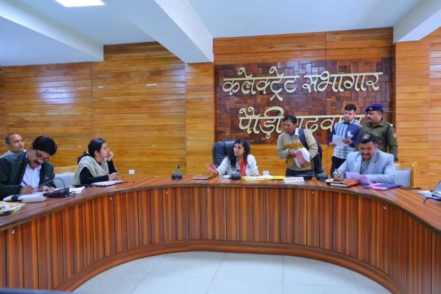 लंबित शिकायतों पर ढिलाई नहीं होगी बर्दाश्त, अधिकारी हर सोमवार प्रस्तुत करें अनुपालन आख्या – डीएम स्वाति एस. भदौरिया