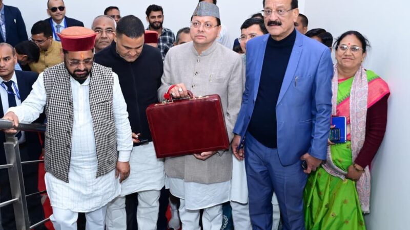 मुख्यमंत्री पुष्कर सिंह धामी ने पेश किया बजट, देखिए इस बजट में कहां किसको कितना मिला फायदा