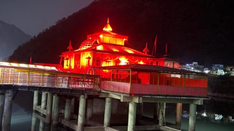वॉल वॉशर लाइटिंग से जगमगाया धारी देवी मंदिर परिसर, आधुनिक प्रोग्रामिंग आधारित लाइटिंग से रात में दिख रहा भव्य और आकर्षक स्वरूप