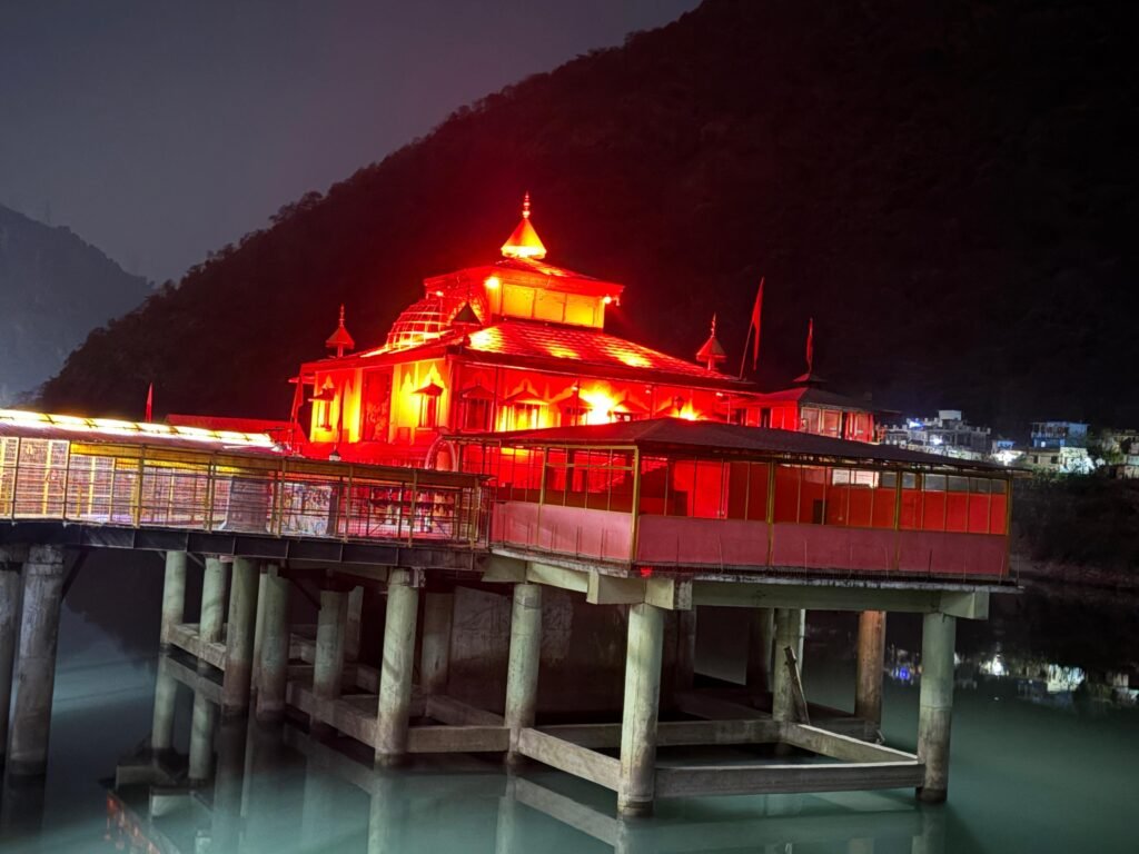 वॉल वॉशर लाइटिंग से जगमगाया धारी देवी मंदिर परिसर, आधुनिक प्रोग्रामिंग आधारित लाइटिंग से रात में दिख रहा भव्य और आकर्षक स्वरूप