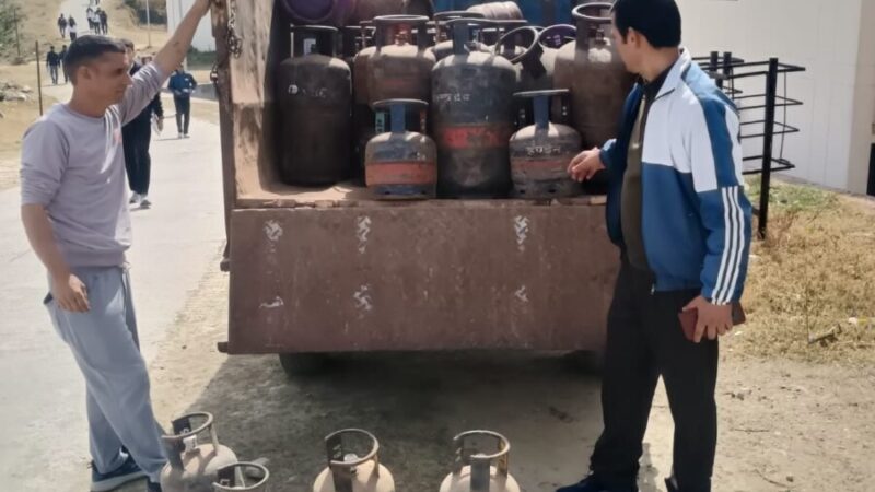 कोटद्वार में पिकअप से 35 गैस सिलेंडर बरामद, चालक पर एफआईआर की कार्रवाई