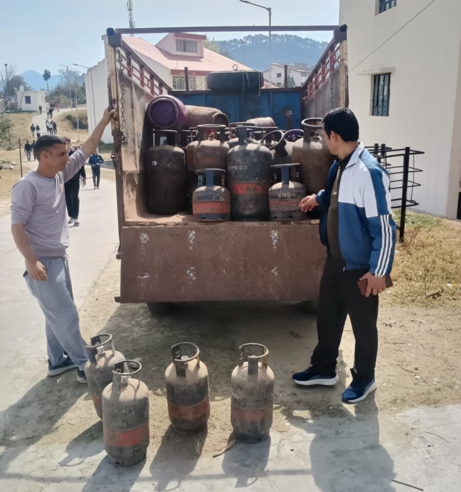 कोटद्वार में पिकअप से 35 गैस सिलेंडर बरामद, चालक पर एफआईआर की कार्रवाई