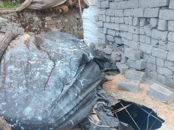 हेमकुंड साहिब पैदल मार्ग पर बड़ा हादसा टला, पुलना गांव में घर पर गिरा विशाल पत्थर