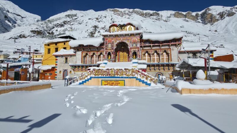 बर्फ की सफेद चादर में लिपटी बद्रीपुरी