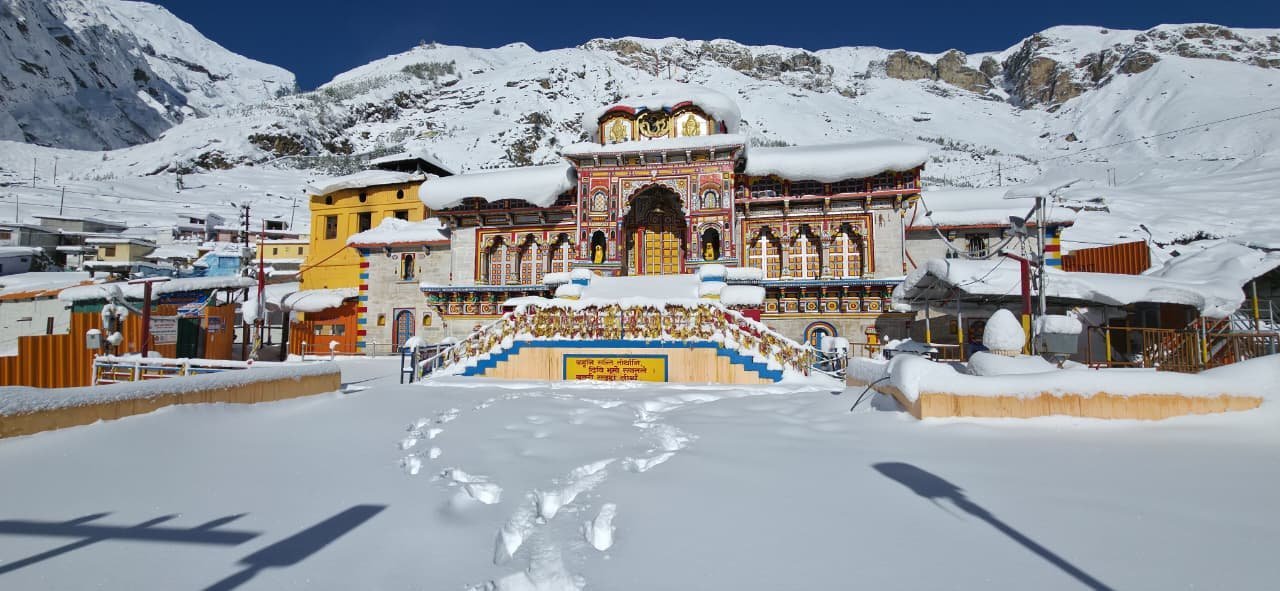 बर्फ की सफेद चादर में लिपटी बद्रीपुरी
