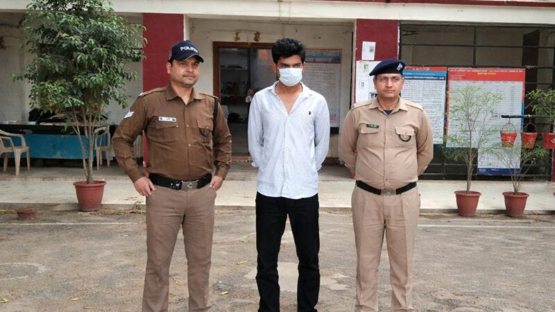 सड़क पर उत्पात, पुलिस टीम पर हमला एवं सरकारी संपत्ति क्षति के मामले में फरार अभियुक्त गिरफ्तार