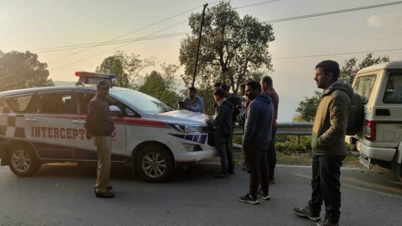देवप्रयाग मार्ग पर सघन चेकिंग अभियान, 18 वाहनों के किए चालान