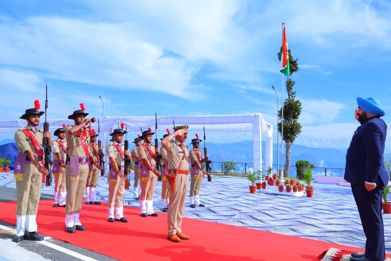 राज्यपाल को पौड़ी पुलिस की शानदार सलामी, गार्द के अनुशासन और टर्नआउट की सराहना