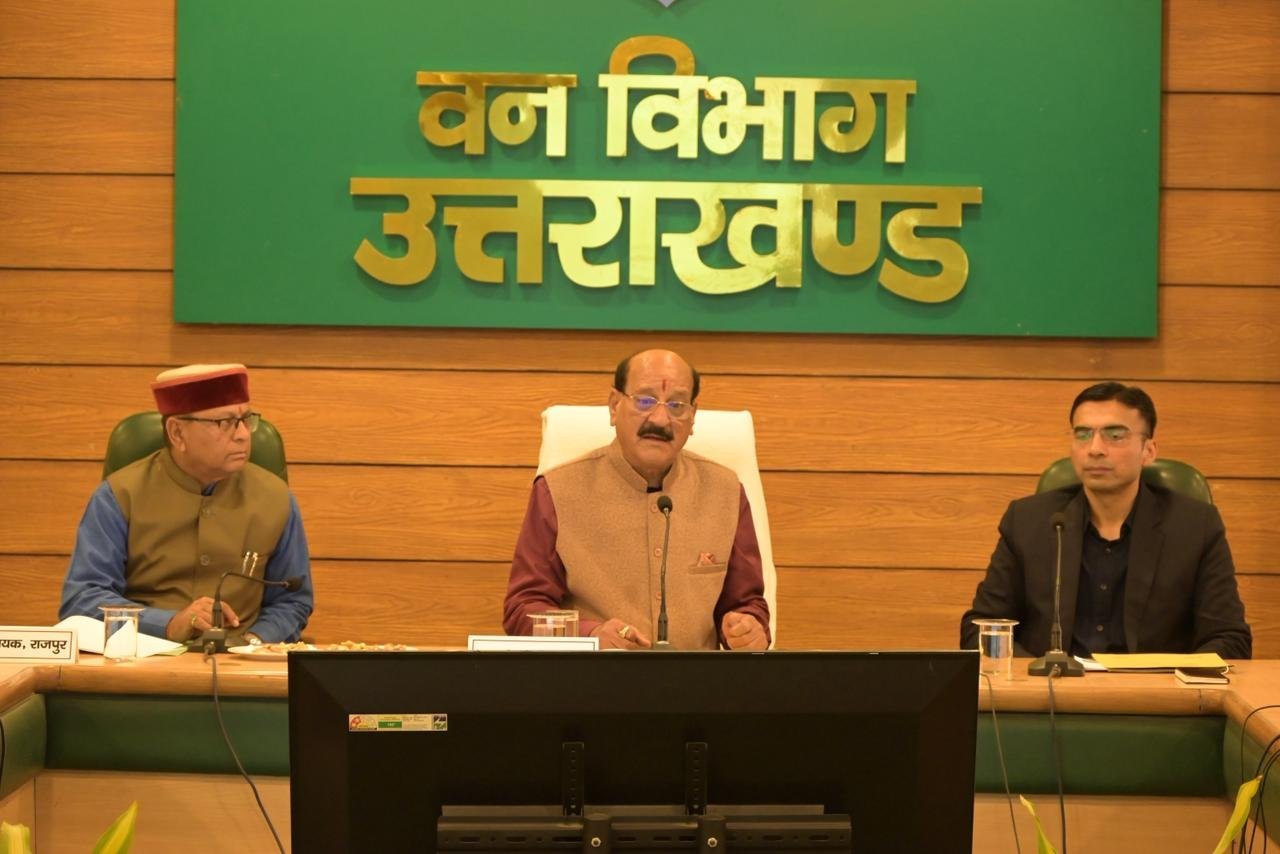 रोड़ कटिंग शर्तों मानकों के उल्लंघन पर विधिक एक्शन तय, प्रभारी मंत्री ने समीक्षा बैठक में दिए निर्देश