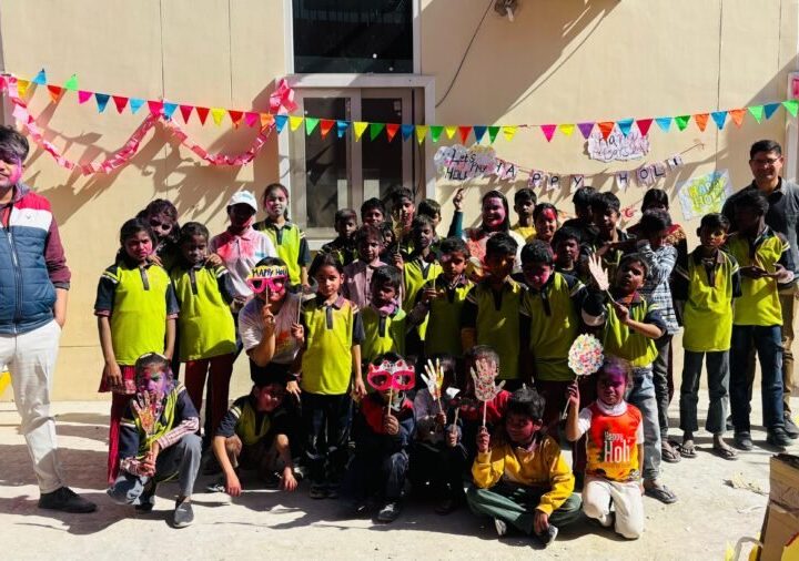डीएम सविन बंसल के प्रयासों से मुख्यधारा से जुड़ने लगा सड़क पर बिखरा बचपन, मुरझाए हुए चेहरों पर अब दिखने लगी खुशियां, आधुनिक इंटेंसिव केयर सेंटर के बच्चों ने खेली होली