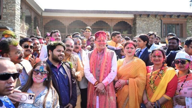 होली मिलन के लिए सीएम आवास में उमड़ी भारी भीड़, साढ़े तीन घंटे से अधिक समय तक लोगों के बीच रहे मुख्यमंत्री पुष्कर सिंह धामी