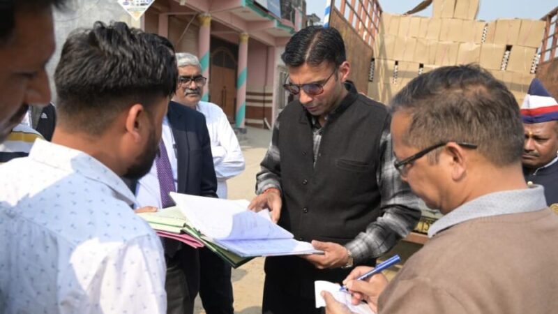 डीएम देहरादून सविन बंसल ने आंगनवाड़ी केंद्रों को सामग्री आपूर्तिकर्ता गोदाम भगवानपुर हरिद्वार में की औचक छापेमारी, अंडो की गुणवत्ता परीक्षण के लिए सैंपल
