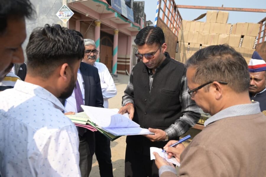 डीएम देहरादून सविन बंसल ने आंगनवाड़ी केंद्रों को सामग्री आपूर्तिकर्ता गोदाम भगवानपुर हरिद्वार में की औचक छापेमारी, अंडो की गुणवत्ता परीक्षण के लिए सैंपल