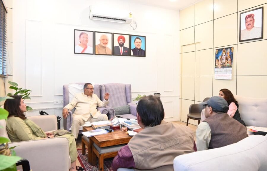 ग्राम्य विकास मंत्री गणेश जोशी ने की केंद्र एवं राज्य सरकार द्वारा संचालित विभिन्न योजनाओं की समीक्षा, अधिकारियों को दिए निर्देश