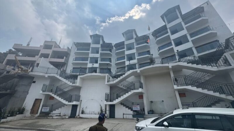 मुक्तेश्वर में बेलगाम निर्माण पर कुमाऊं आयुक्त दीपक रावत का डंडा, अवैध इमारतों की जांच के निर्देश