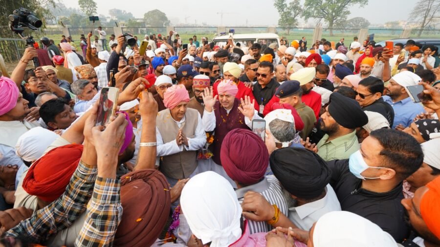 94 फीट ऊंचे नए ध्वजदण्ड को कंधों पर उठाकर श्री दरबार साहिब पहुंची संगतें, श्री गुरु राम राय जी महाराज व श्रीमहंत देवेन्द्र दास जी महाराज के जयकारों से निहाल हुई संगतें