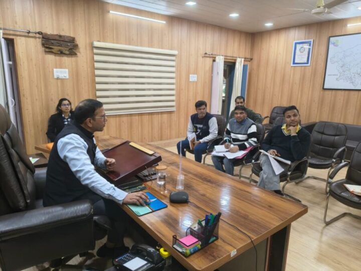 डीएम प्रशांत आर्य ने फॉर्मर रजिस्ट्री की धीमी प्रगति पर जताई कड़ी नाराजगी; कृषि विभाग के कार्मिकों के वेतन आहरण पर रोक लगाने के दिए निर्देश