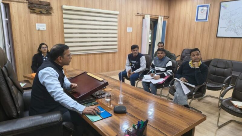 डीएम प्रशांत आर्य ने फॉर्मर रजिस्ट्री की धीमी प्रगति पर जताई कड़ी नाराजगी; कृषि विभाग के कार्मिकों के वेतन आहरण पर रोक लगाने के दिए निर्देश