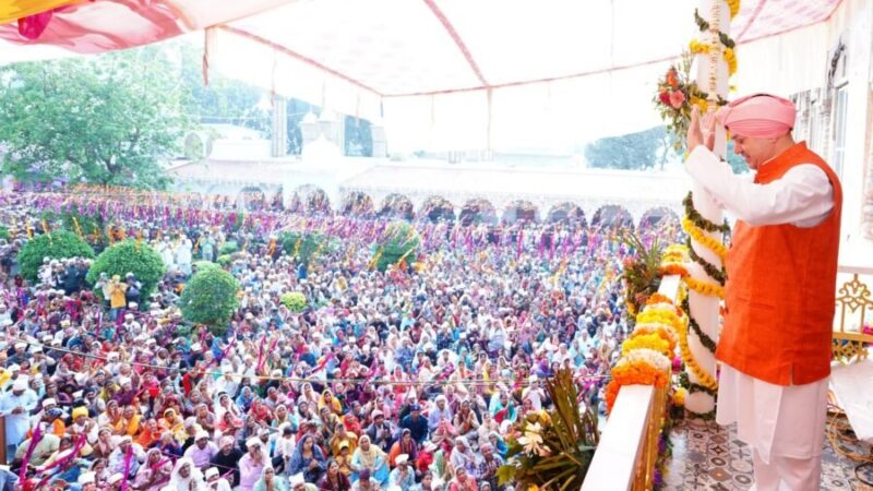श्री दरबार साहिब में गुरु मंत्र पाकर धन्य धन्य हुई गुरु की प्यारी संगतें, श्रीमहंत देवेन्द्र दास जी महाराज रविवार सुबह करेंगे विशेष पूजा अर्चना