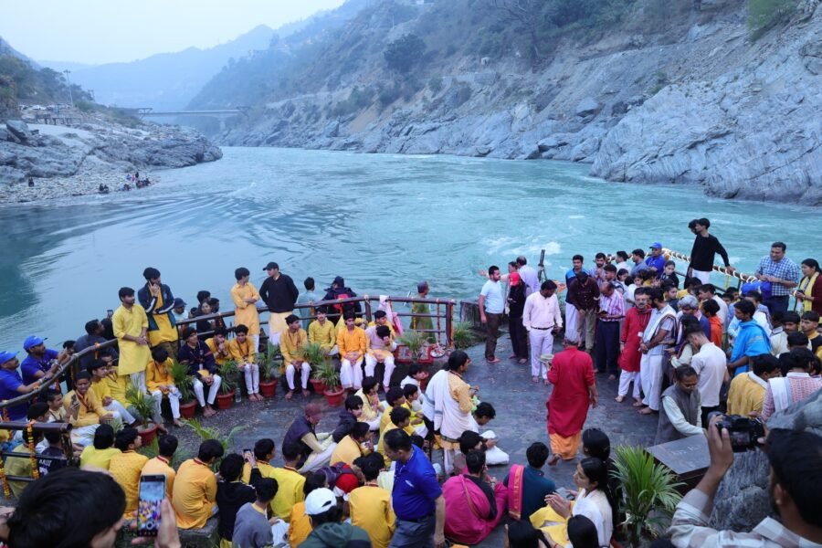 श्री रघुनाथ मंदिर में गूँजे राम-रघुनाथ के भजन, हिमालय O2 के भक्तिमय सुरों से सराबोर हुई संगम नगरी, देवप्रयाग संगम पर उतरीं साक्षात गंगा, ‘हिमालय O2’ के तहत भव्य महाआरती से जगमगा उठा तट