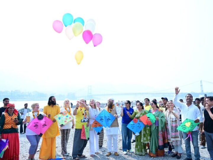 टिहरी झील महोत्सव : काइट फेस्टिवल में आसमान में उड़ी रंग-बिरंगी पतंगें, रिवर राफ्टिंग प्रतियोगिता के विजेताओं को दिए पुरस्कार