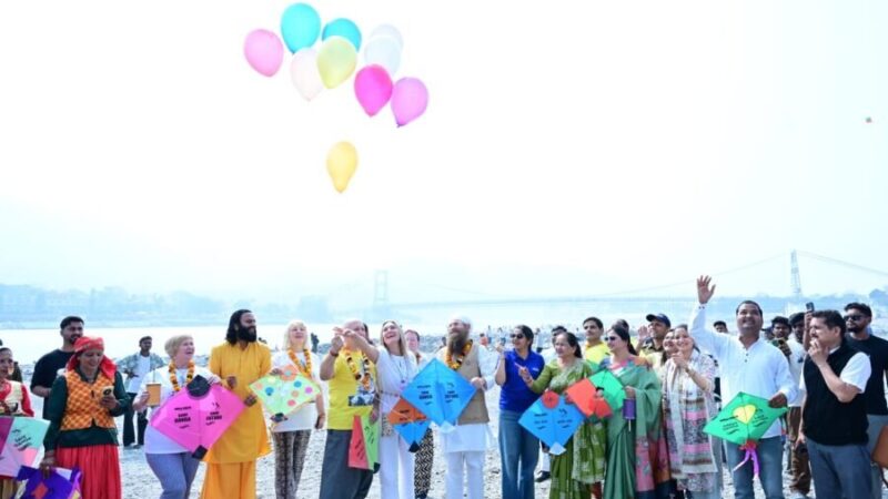 टिहरी झील महोत्सव : काइट फेस्टिवल में आसमान में उड़ी रंग-बिरंगी पतंगें, रिवर राफ्टिंग प्रतियोगिता के विजेताओं को दिए पुरस्कार