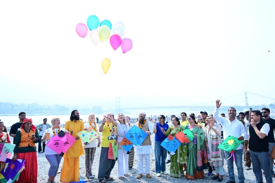 टिहरी झील महोत्सव : काइट फेस्टिवल में आसमान में उड़ी रंग-बिरंगी पतंगें, रिवर राफ्टिंग प्रतियोगिता के विजेताओं को दिए पुरस्कार