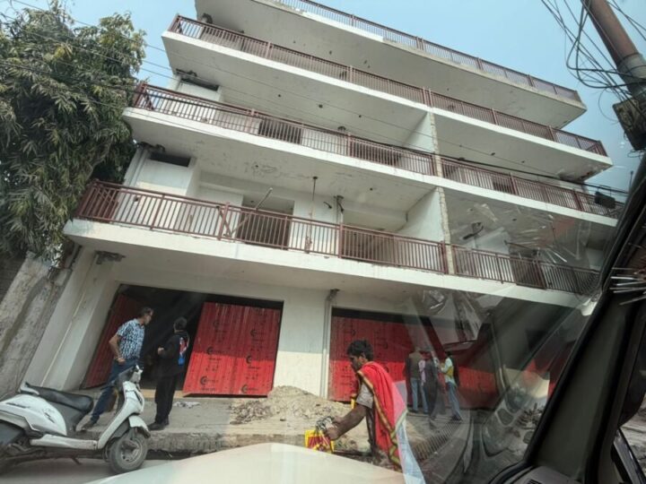 ऋषिकेश में अवैध बहुमंजिला निर्माण पर एमडीडीए की बड़ी कार्रवाई, मनीराम मार्ग का भवन सील, स्वीकृत मानचित्र के अनुरूप नहीं हो रहा था निर्माण, शिकायत के बाद टीम ने मौके पर पहुंचकर रोका काम