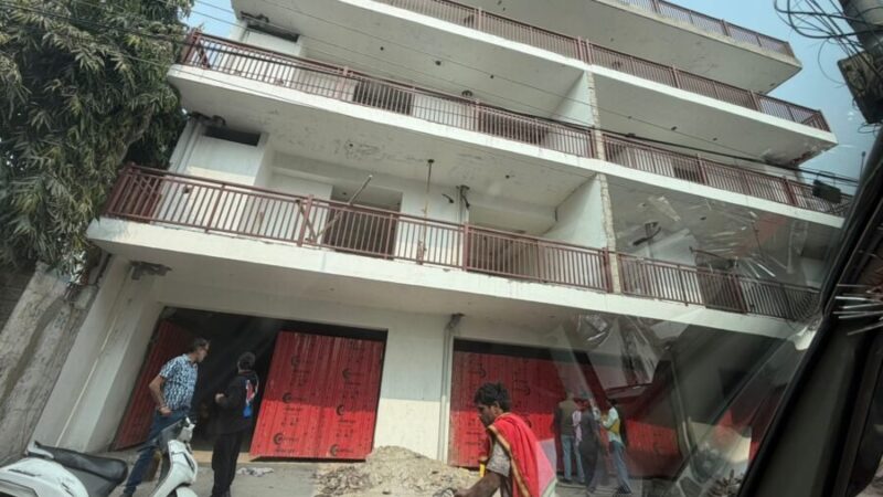 ऋषिकेश में अवैध बहुमंजिला निर्माण पर एमडीडीए की बड़ी कार्रवाई, मनीराम मार्ग का भवन सील, स्वीकृत मानचित्र के अनुरूप नहीं हो रहा था निर्माण, शिकायत के बाद टीम ने मौके पर पहुंचकर रोका काम