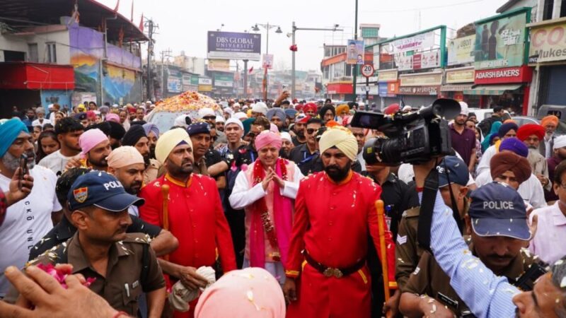 पुष्प वर्षा के साथ ऐतिहासिक नगर परिक्रमा में गूंजे श्री गुरु राम राय जी महाराज के जयकारे, 25 हजार संगतें हुई शामिल, दूनवासियों ने गुरु की संगत का किया जोरदार स्वागत 