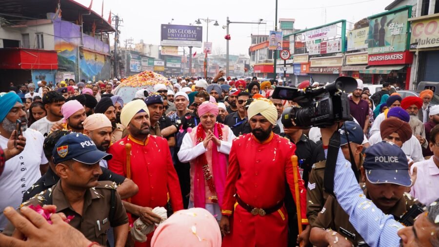 पुष्प वर्षा के साथ ऐतिहासिक नगर परिक्रमा में गूंजे श्री गुरु राम राय जी महाराज के जयकारे, 25 हजार संगतें हुई शामिल, दूनवासियों ने गुरु की संगत का किया जोरदार स्वागत 