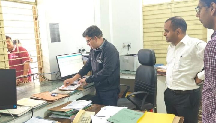 डीएम मयूर दीक्षित ने किया ए.आर.टी.ओ. कार्यालय हरिद्वार का औचक निरीक्षण, दिए सख्त निर्देश