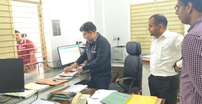 डीएम मयूर दीक्षित ने किया ए.आर.टी.ओ. कार्यालय हरिद्वार का औचक निरीक्षण, दिए सख्त निर्देश