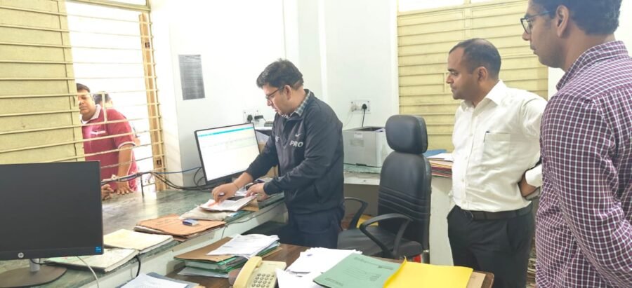 डीएम मयूर दीक्षित ने किया ए.आर.टी.ओ. कार्यालय हरिद्वार का औचक निरीक्षण, दिए सख्त निर्देश