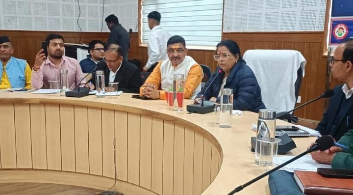 “महिला आयोग आपके द्वार” अभियान के तहत पौड़ी में महिला उत्पीड़न पर कड़ी कार्रवाई; अध्यक्ष कुसुम कंडवाल ने दिए विभागीय तबादलों और जांच के आदेश