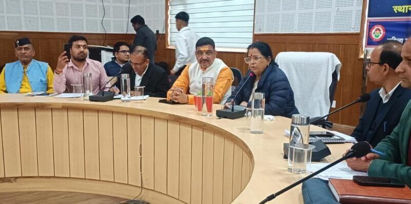 “महिला आयोग आपके द्वार” अभियान के तहत पौड़ी में महिला उत्पीड़न पर कड़ी कार्रवाई; अध्यक्ष कुसुम कंडवाल ने दिए विभागीय तबादलों और जांच के आदेश