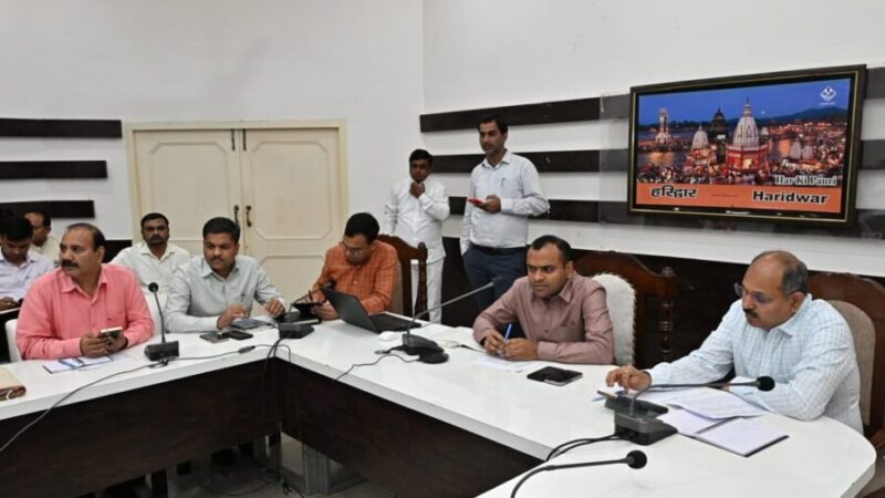 सीएम हेल्पलाइन शिकायतों के निस्तारण में लापरवाही बर्दाश्त नहीं – डीएम मयूर दीक्षित