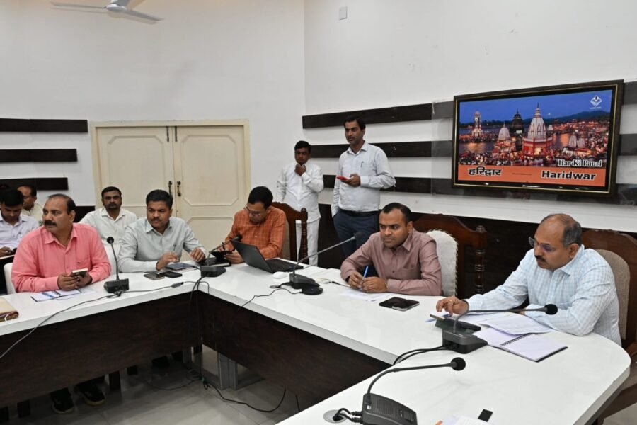 सीएम हेल्पलाइन शिकायतों के निस्तारण में लापरवाही बर्दाश्त नहीं – डीएम मयूर दीक्षित