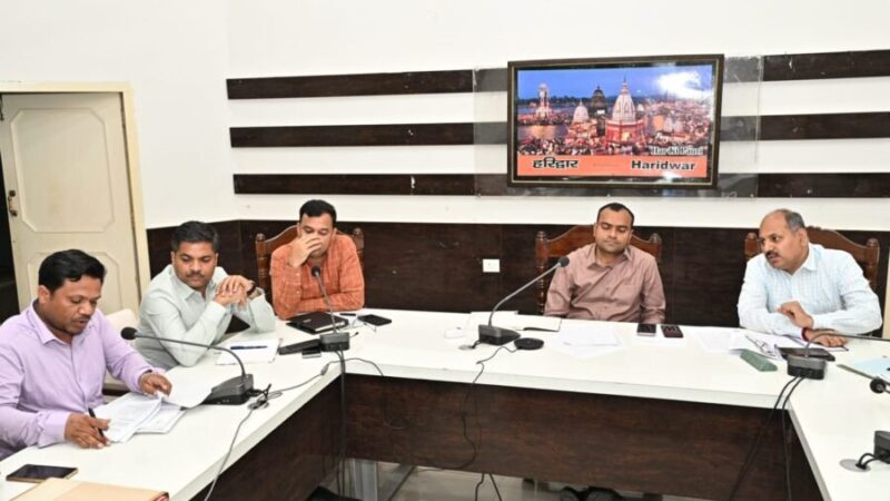 डीएम मयूर दीक्षित ने एलपीजी गैस आपूर्ति को लेकर की समीक्षा बैठक, सभी गैस एजेंसियों पर नोडल अधिकारी नामित कर निगरानी रखने के दिए निर्देश