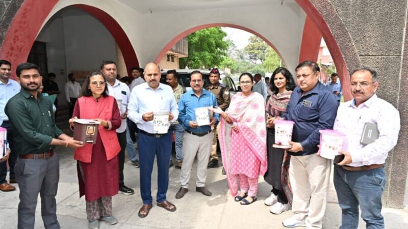 हरिद्वार : जिले को साफ स्वच्छ एवं सुंदर बनाने की दिशा में परिवहन विभाग की पहल, सभी सरकारी वाहनों में लगाए जा रहे है डस्टबिन, डीएम मयूर दीक्षित व सीडीओ डॉ. ललित नारायण मिश्रा ने कलेक्ट्रेट परिसर से किया गया शुभारंभ