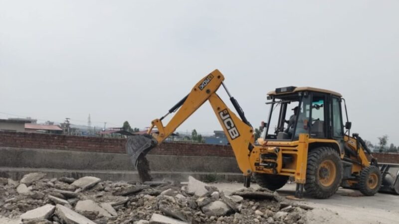 गणेशपुर में 30 बीघा की अवैध प्लॉटिंग पर चला एमडीडीए का बुलडोजर, जेसीबी से ध्वस्तीकरण की कार्रवाई